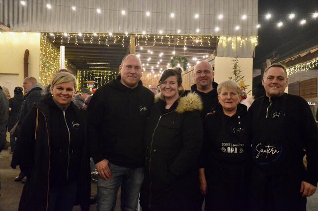 Die Veranstalter des „Sauterner Punschstandes“- Gina Jahrl, Thomas und Corinna Büchner, Michael Wagner, Anna Büchner und Manfred Jahrl (v.l). | Foto: Elisabeth Peinsipp
