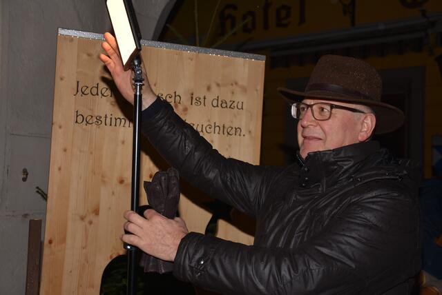 Markus Pöcksteiner. „Musikalische Adventkalender“ vor dem Greiner Stadttheater. Am Freitag, 6. Dezember, Nikolaustag, war der Caritas-Kindergarten Grein zu Gast.  | Foto: Robert Zinterhof