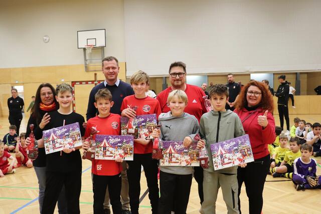 Monika Dunkl, Michael Konrad, Christian Kauc und Sandra Goldberg mit den Platzsprechern und Schiedsrichtern  der U13 SC Kalsdorf, die ihren Einsatz verantwortungsvoll und professionell wie ihre Schiedsrichterkollegen von der Kampfmannschaft  ausübten. Als Dank dafür gab es riesigen Applaus - und Schokolade. | Foto: Edith Ertl