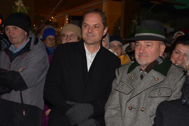 „Musikalische Adventkalender“ vor dem Greiner Stadttheater. Am Freitag, 6. Dezember, Nikolaustag, war der Caritas-Kindergarten Grein zu Gast.  | Foto: Robert Zinterhof