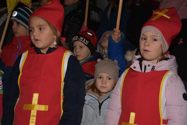 „Musikalische Adventkalender“ vor dem Greiner Stadttheater. Am Freitag, 6. Dezember, Nikolaustag, war der Caritas-Kindergarten Grein zu Gast.  | Foto: Robert Zinterhof
