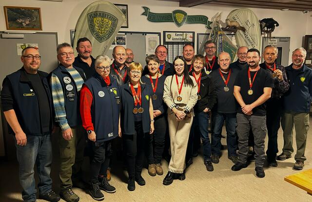 Walter Ofenauer, Rudi Hutterer, Oberschützenmeister Josef Kohzina, Alex
Hutterer, Hubert Kuzdas, Bernhard Franek, Silvia Lehnert, Helga Proschinger, Franz
Manlig, Nadine Karner, Thomas Exler, Birgitt Kubjacek, Wilhelm Rumpf, Karl Kubjacek,
Franz Jahn, Patrick Ellinger, Josef Ernst, Helmut Marschitz.
 | Foto: Christine Kohzina