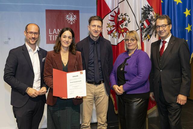 Bei der Verleihungsfeier (v. li.): LR Mario Gerber, Lehrlingsbeauftragte Ernestine Reider, Geschäftsführer, Landesdirektor und Leiter Exklusiv-Vertrieb Oliver Freudenschuß, AK-Vorstandsmitglied Kammerrätin Birgit Seidl, WK-Vizepräsident  Martin Wetscher  | Foto: die Fotografen