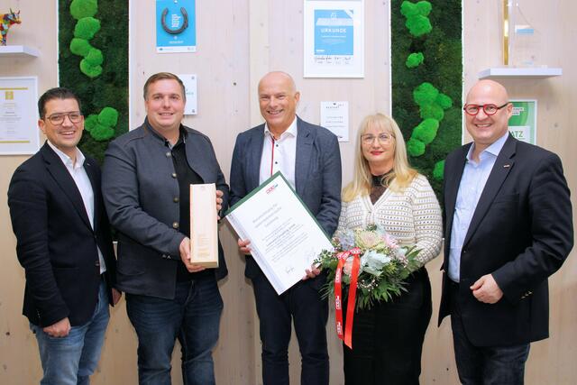 Daniel, Walter und Susanne Lukmann mit Lukas Kalcher (l.) und Peter Sükar (r.) von der WKO Voitsberg | Foto: Cescutti