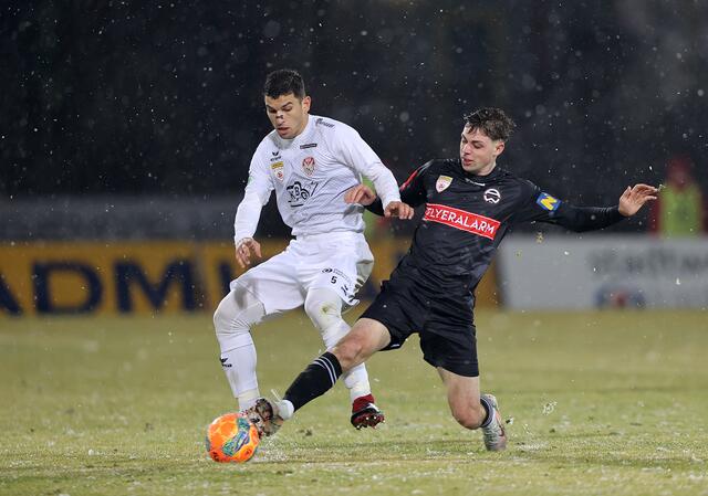 Meletios Miskovic (KSV) im Zweikampf gegen Fabian Feiner (Admiral) | Foto: GEPA pictures/Hans Oberländer