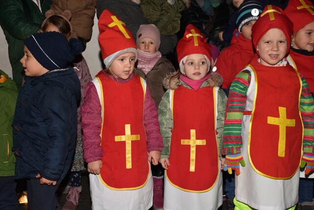 „Musikalische Adventkalender“ vor dem Greiner Stadttheater. Am Freitag, 6. Dezember, Nikolaustag, war der Caritas-Kindergarten Grein zu Gast.  | Foto: Robert Zinterhof