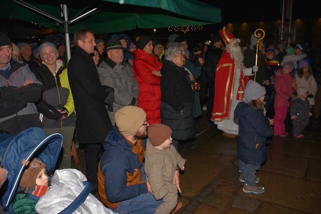 „Musikalische Adventkalender“ vor dem Greiner Stadttheater. Am Freitag, 6. Dezember, Nikolaustag, war der Caritas-Kindergarten Grein zu Gast.  | Foto: Robert Zinterhof