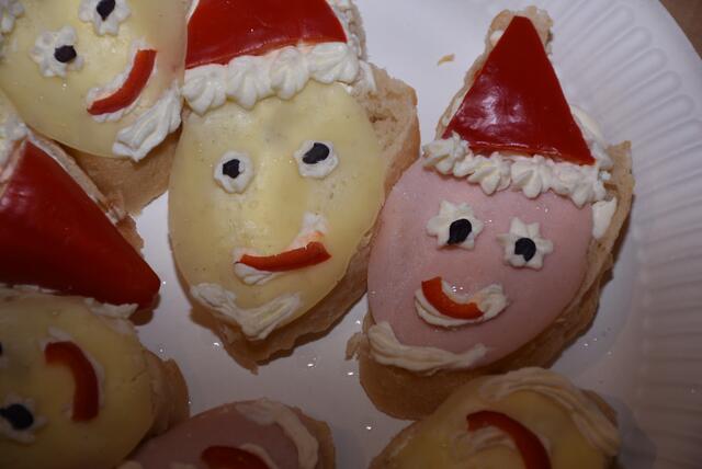 „Musikalische Adventkalender“ vor dem Greiner Stadttheater. Am Freitag, 6. Dezember, Nikolaustag, war der Caritas-Kindergarten Grein zu Gast.  | Foto: Robert Zinterhof