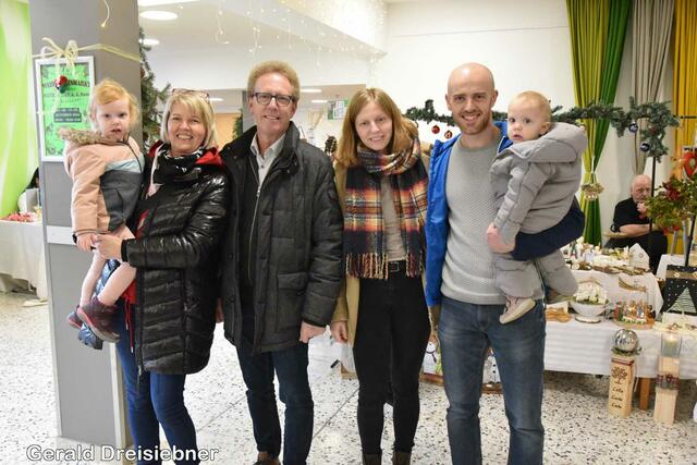 Auch die Fam. von Bürgermeister Werner Höfler kam zum Weihnachtsmarkt.  | Foto: Gerald Dreisiebner