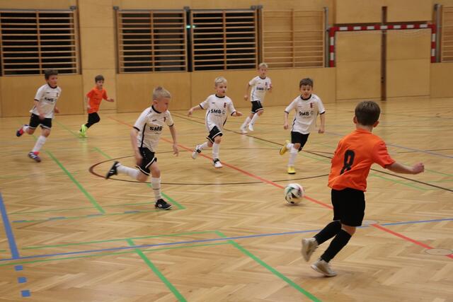 Beim Hallenfußballturnier in Kalsdorf matchten sich am Wochenende Kicker der U8, U11 und U12.  | Foto: Edith Ertl