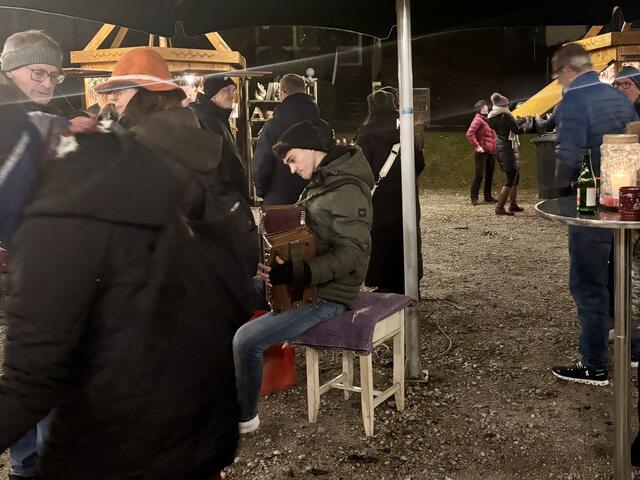 Valentin musizierte am Freitag auf seiner Ziehharmonika. | Foto: Carmen Kurcz