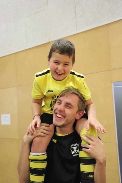 Jugendfußball soll in erster Linie Spaß machen. Die Trainer unserer Fußballvereine, wie im Bild von den Lahö Youngstars, fördern dieses Teamspiel. | Foto: Edith Ertl