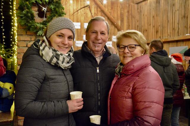 Carina Stelzer mit Walter und Christa Stelzer genossen  ihren Punsch in dieser gemütlichen weihnachtlichen Atmosphäre. | Foto: Elisabeth Peinsipp