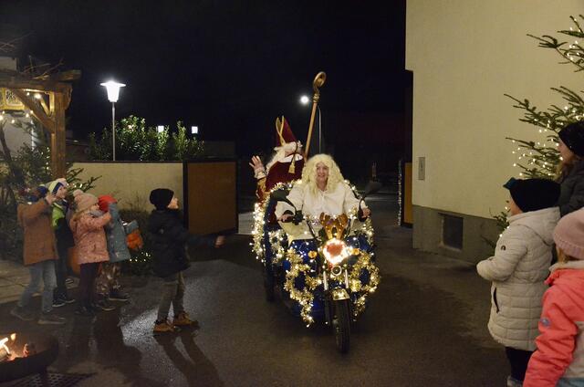 Um 18.00 Uhr traf der Nikolaus mit seinem Engerl ein. | Foto: Elisabeth Peinsipp