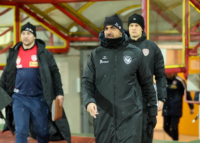 Dieses Mal war das KSV-Trainerteam komplett: David Sencar, Ismail Atalan, Mario Grgic (v.l.) | Foto: GEPA pictures/Hans Oberländer