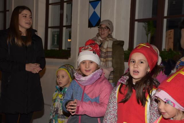 „Musikalische Adventkalender“ vor dem Greiner Stadttheater. Am Freitag, 6. Dezember, Nikolaustag, war der Caritas-Kindergarten Grein zu Gast.  | Foto: Robert Zinterhof