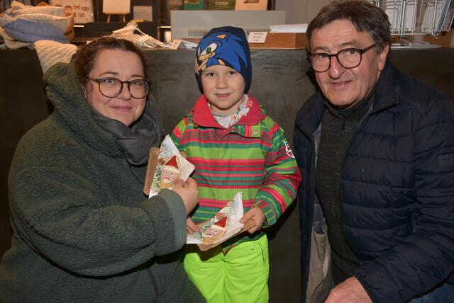 „Musikalische Adventkalender“ vor dem Greiner Stadttheater. Am Freitag, 6. Dezember, Nikolaustag, war der Caritas-Kindergarten Grein zu Gast.  | Foto: Robert Zinterhof