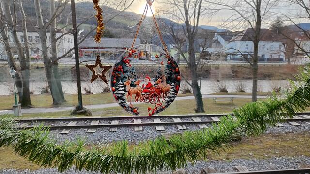 Der Waggon mit der Punschausschank ist weihnachtlich geschmückt... | Foto: I.Wozonig