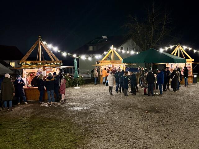 Der Adventmarkt am Dorfplatz in Elixhausen trotzte am Wochenende Wind und Wetter und zog einige Elixhausenerinnen und Elixhausner zum geselligen Zusammensein an. | Foto: Carmen Kurcz