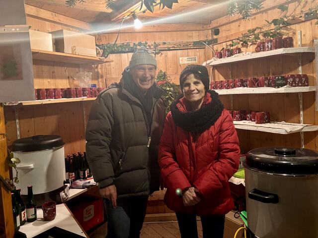 Glühwein ist genau das Richtige gegen die eisige Briese. | Foto: Carmen Kurcz