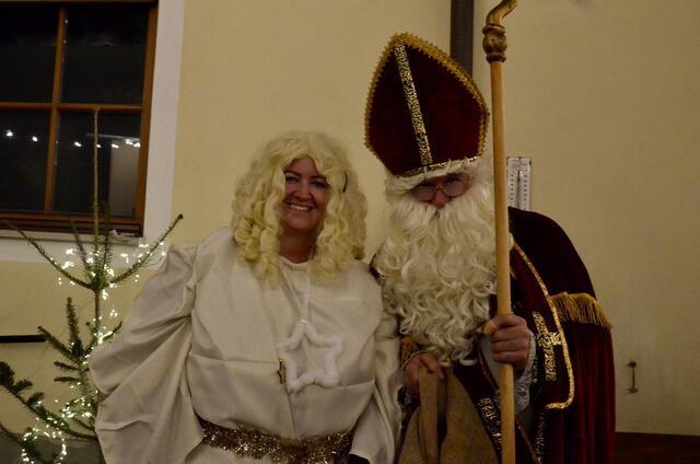 Der Heilige Nikolaus mit seinem Engerl brachten die Kinderaugen zum Funkeln. | Foto: Elisabeth Peinsipp