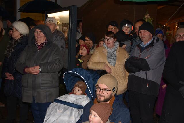 „Musikalische Adventkalender“ vor dem Greiner Stadttheater. Am Freitag, 6. Dezember, Nikolaustag, war der Caritas-Kindergarten Grein zu Gast.  | Foto: Robert Zinterhof