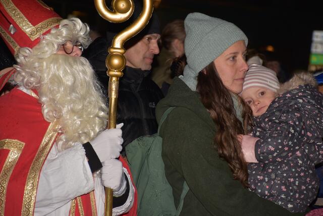 „Musikalische Adventkalender“ vor dem Greiner Stadttheater. Am Freitag, 6. Dezember, Nikolaustag, war der Caritas-Kindergarten Grein zu Gast.  | Foto: Robert Zinterhof