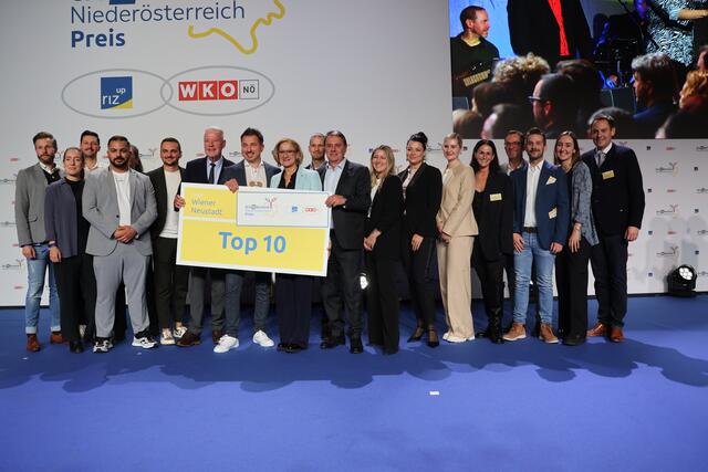 0573: Klaus Schneeberger, Johanna Mikl-Leitner, Wolfgang Ecker und die Top 10 der Gründerpreis-Teilnehmer mit ihren Mentoren vom RizUp und der Wirtschaftskammer. | Foto: Kathrin Schauer
