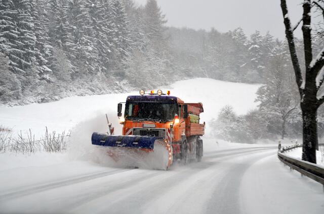Ein 59-jähriger führte Räumungsarbeiten mit einem Schneepflug durch, dabei kam es zu einem Unfall mit einem anderen PKW. (Symbolbild) | Foto: Foto: panthermedia/AndreaWilhelm