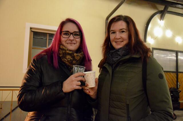 Denise Weiser und Heike Blecha amüsierten sich in diesem kleinen Weihnachtsdorf. | Foto: Elisabeth Peinsipp 