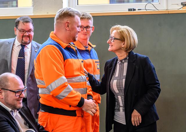 Landeshauptfrau Johanna Mikl-Leitner nutzte die Eröffnung, um den Mitarbeitern des NÖ Straßendienstes für ihren täglichen Einsatz zu danken. | Foto: NLK Burchhart