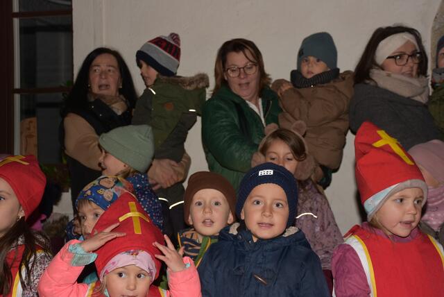 „Musikalische Adventkalender“ vor dem Greiner Stadttheater. Am Freitag, 6. Dezember, Nikolaustag, war der Caritas-Kindergarten Grein zu Gast.  | Foto: Robert Zinterhof