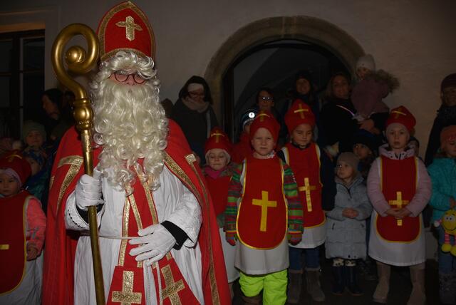 „Musikalische Adventkalender“ vor dem Greiner Stadttheater. Am Freitag, 6. Dezember, Nikolaustag, war der Caritas-Kindergarten Grein zu Gast.  | Foto: Robert Zinterhof