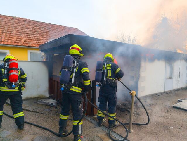 In Schwertberg brannte eine Gartenhütte – die Feuerwehren konnten verhindern, dass das Feuer auf andere Gebäude übergreift.  | Foto: Fotokerschi.at / Brandstätter
