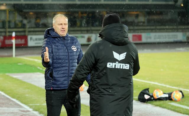 Shake-Hands zwischen Admira-Trainer Thomas Silberberger und KSV-Coach Ismail Atalan. | Foto: GEPA pictures/Hans Oberländer