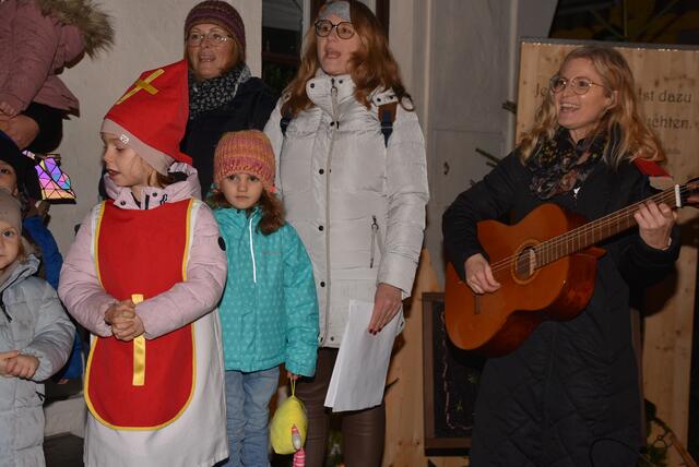 „Musikalische Adventkalender“ vor dem Greiner Stadttheater. Am Freitag, 6. Dezember, Nikolaustag, war der Caritas-Kindergarten Grein zu Gast.  | Foto: Robert Zinterhof