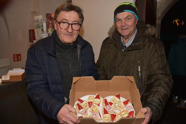 „Musikalische Adventkalender“ vor dem Greiner Stadttheater. Am Freitag, 6. Dezember, Nikolaustag, war der Caritas-Kindergarten Grein zu Gast.  Seniorenbund Grein brachte eine Stärkung für die Kinder.  | Foto: Robert Zinterhof