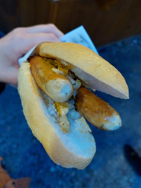 Am Freitag gab es Bosna und Getränk nach Wahl um 6 Euro. | Foto: Carmen Kurcz