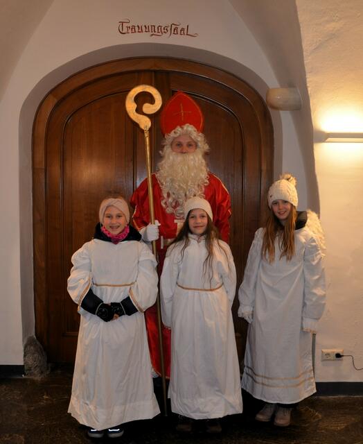 Nikolo Gregor Glanznig mit den Engeln Elena Johanna Holzbauer, Maria Elisabeth Stonig und Emelie Brunner