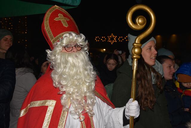 „Musikalische Adventkalender“ vor dem Greiner Stadttheater. Am Freitag, 6. Dezember, Nikolaustag, war der Caritas-Kindergarten Grein zu Gast.  | Foto: Robert Zinterhof