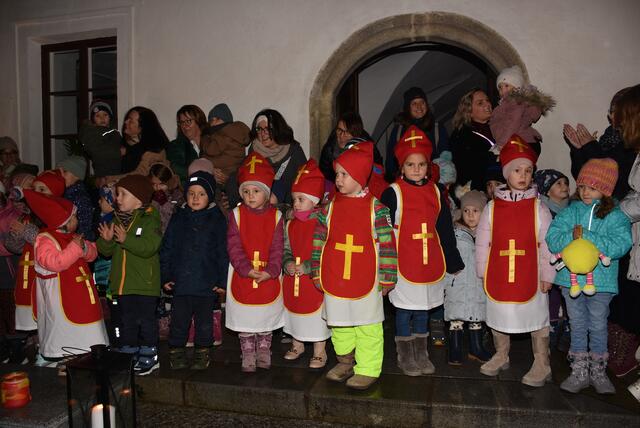 „Musikalische Adventkalender“ vor dem Greiner Stadttheater. Am Freitag, 6. Dezember, Nikolaustag, war der Caritas-Kindergarten Grein zu Gast.  | Foto: Robert Zinterhof