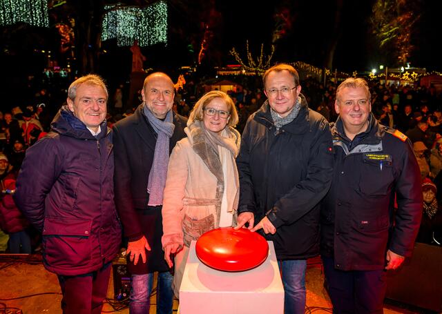 Bei der Eröffnung des Weihnachtsmarktes „Weihnachten im Park“ in St. Pölten: Helge Haslinger, Sparkasse NÖ Mitte West, NV-Chef Bernd Lackner, Landeshauptfrau Johanna Mikl-Leitner, St. Pöltens Bürgermeister Matthias Stadler und Landesfeuerwehrkommandant Dietmar Fahrafellner. | Foto: NLK Burchhart