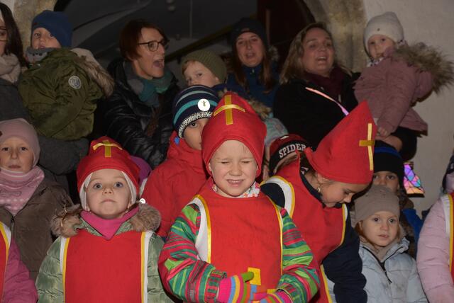 „Musikalische Adventkalender“ vor dem Greiner Stadttheater. Am Freitag, 6. Dezember, Nikolaustag, war der Caritas-Kindergarten Grein zu Gast.  | Foto: Robert Zinterhof