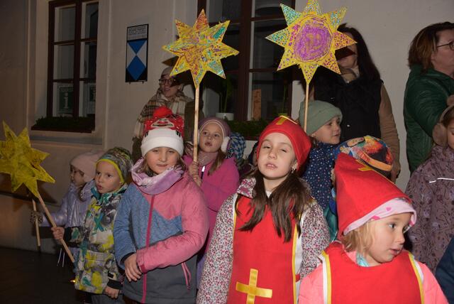 „Musikalische Adventkalender“ vor dem Greiner Stadttheater. Am Freitag, 6. Dezember, Nikolaustag, war der Caritas-Kindergarten Grein zu Gast.  | Foto: Robert Zinterhof