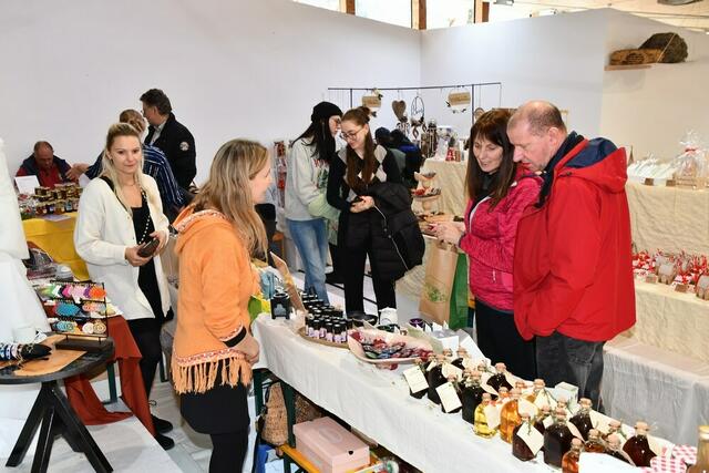 Reger Besuch am Samstagnachmittag beim St. Ruprechter Advent im Holzmuseum. | Foto: Anita Galler
