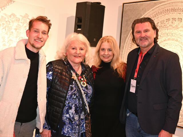 Simon Stadler, Marika Lichter, Iva Schell und Thoams Seitlinger (v. l.) freuten sich über die große Spendenbereitschaft und sagten Danke.  | Foto: Fotocredit Josef Bodner/KK