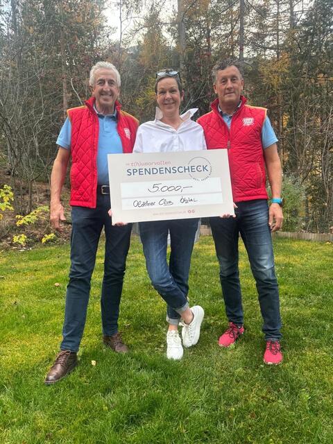 Club-Obmann Gerhard Holzknecht (l.) und Josef Falkner übergaben den Scheck an die "Thumorvollen". | Foto: Privat