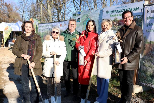 Naturpark-Geschäftsführerin Marlene Hrabanek-Bunyai, Bgm.in Ulrike Kitzinger (Sigleß), Naturpark-Obmann Bgm. Kurt Fischer (Baumgarten), Landeshauptmann-Stellvertreterin Astrid Eisenkopf, Bgm.in Claudia Schlager (Mattersburg) und Naturpark-Obmann-Stellvertreter Bgm. Gerald Hüller (Marz) | Foto: Landesmedienservice Burgenland