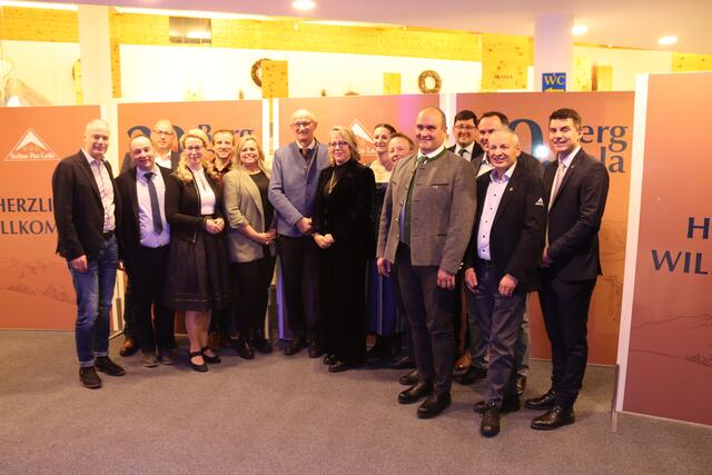 Die Chefetage der Bergbahnen Serfaus-Fiss-Ladis mit lokalpolitischen Vertretern, LH Anton Mattle, der Landtagsabgeordneten Beate Scheiber und Vertretern der sozialen Einrichtungen.  | Foto: Elisabeth Zangerl