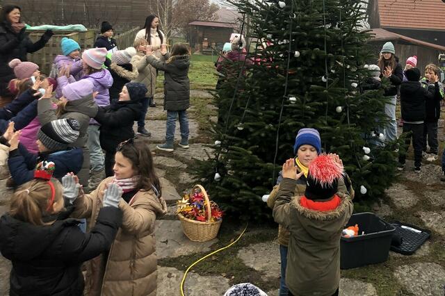 Auch ein Tänzchen wagten die Volksschulkinder | Foto: Genussladen